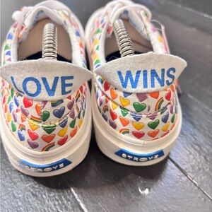 Straye LOVE WINS Rainbow Hearts Canvas Low-Top Sneakers Mens 8 Womens 9.5 retro